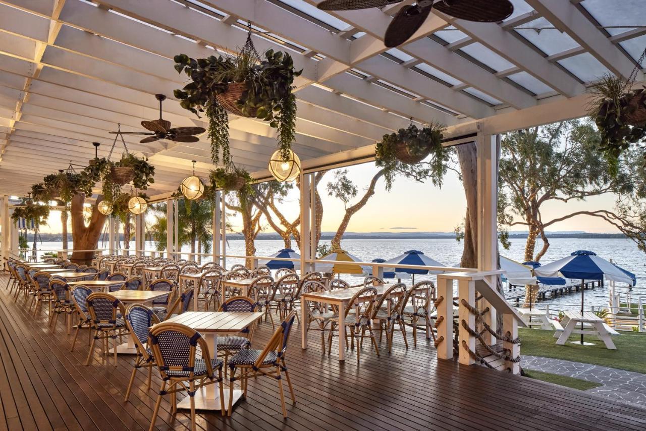 The Beachcomber Hotel & Resort, Ascend Hotel Collection Тукли Екстериор снимка The Deck at the InterContinental Sanctuary Cove Resort