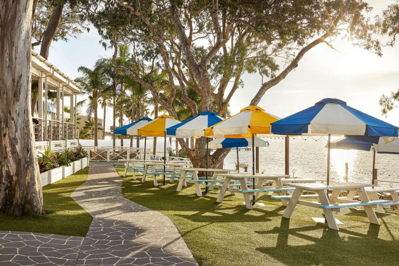 The Beachcomber Hotel & Resort, Ascend Hotel Collection Тукли Екстериор снимка The beachside lawn at the Hotel del Coronado