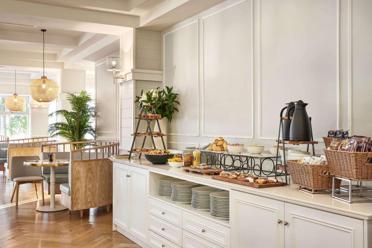 The Beachcomber Hotel & Resort, Ascend Hotel Collection Тукли Екстериор снимка The buffet at the hotel