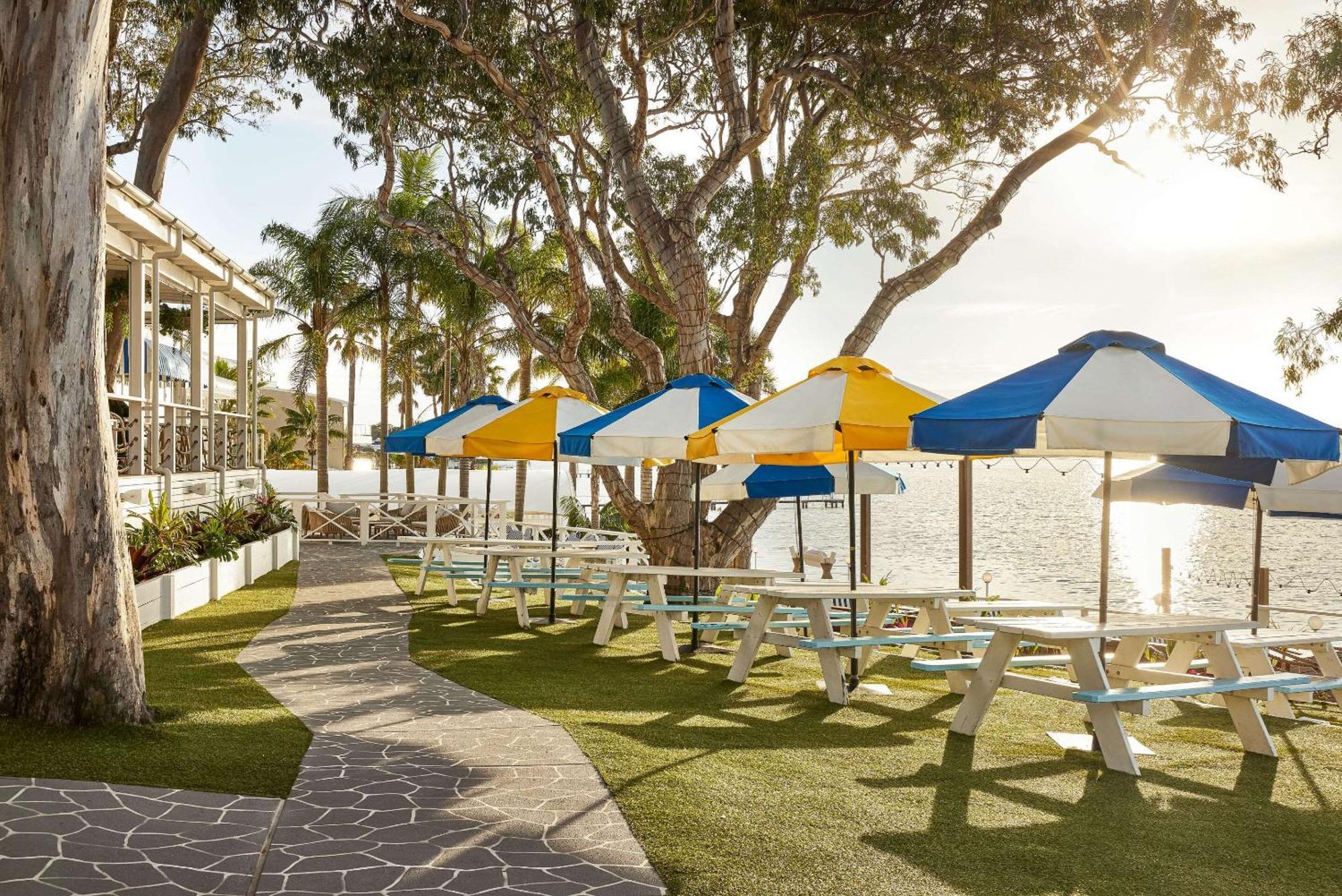 The Beachcomber Hotel & Resort, Ascend Hotel Collection Тукли Екстериор снимка The Deck