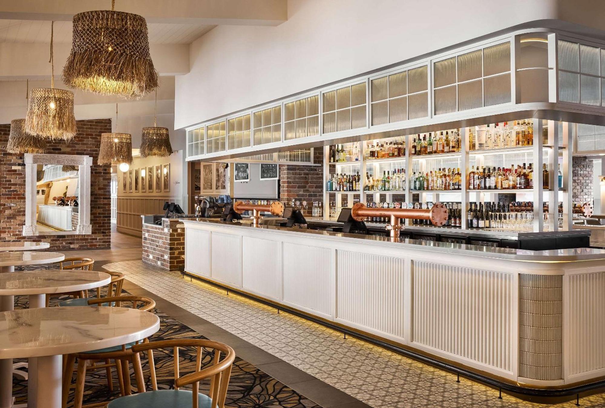 The Beachcomber Hotel & Resort, Ascend Hotel Collection Тукли Екстериор снимка The bar at the River Cottage Cafe
