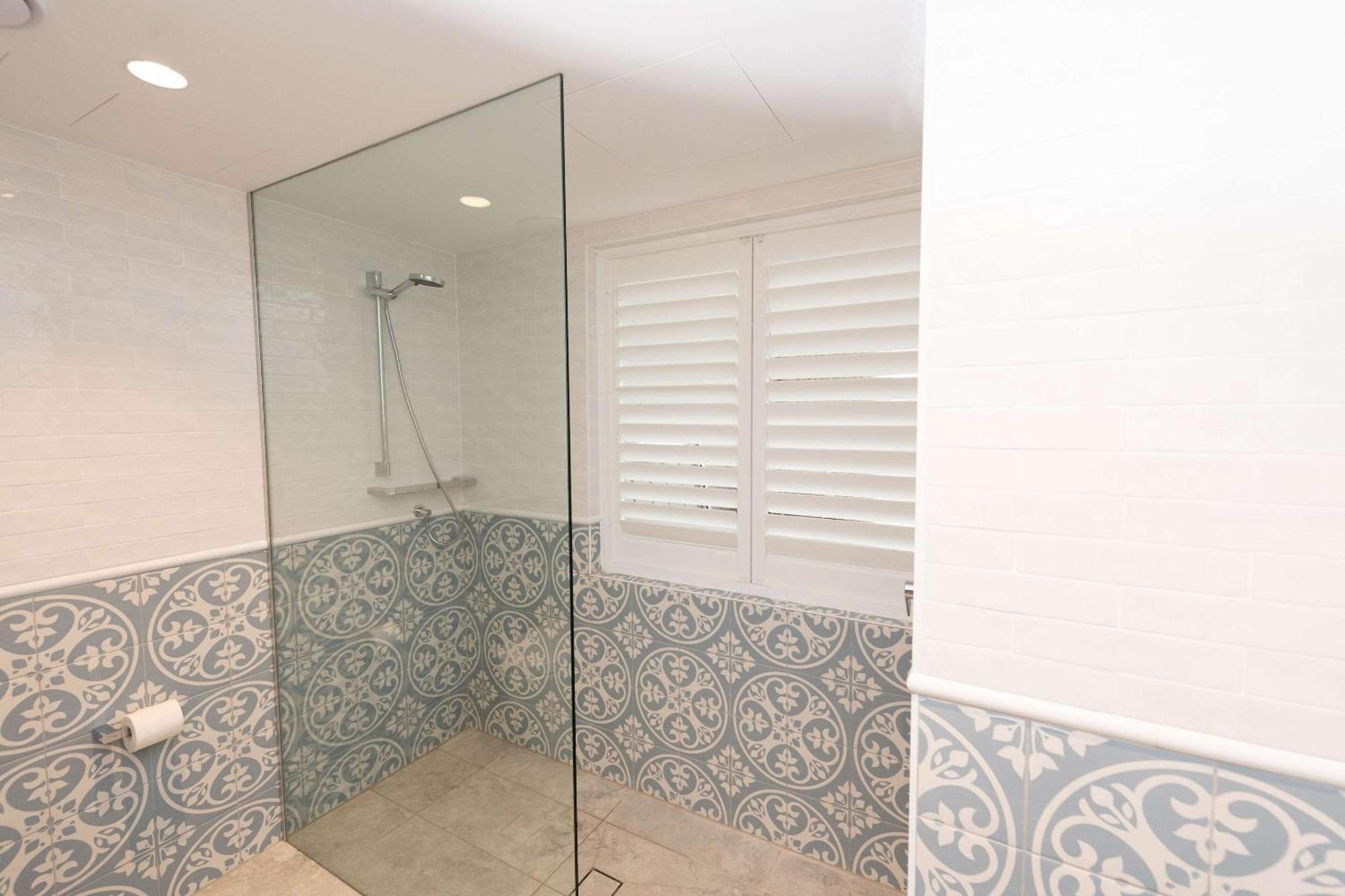 The Beachcomber Hotel & Resort, Ascend Hotel Collection Тукли Екстериор снимка Bathroom shutters