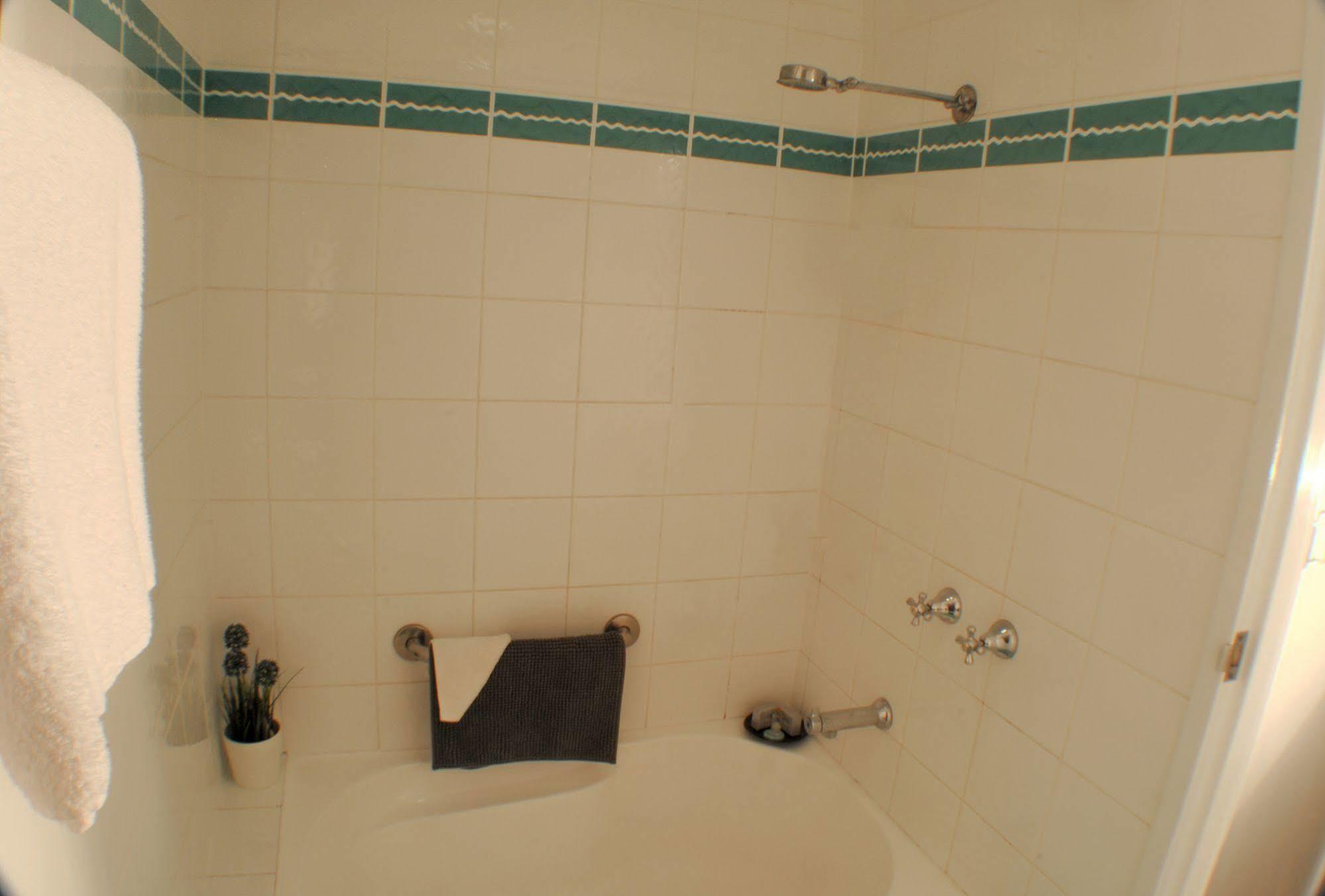 The Beachcomber Hotel & Resort, Ascend Hotel Collection Тукли Екстериор снимка A shower with a shower head and a body spray