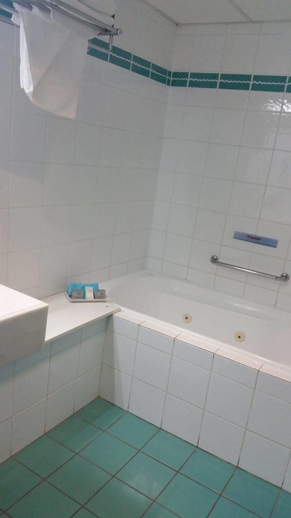 The Beachcomber Hotel & Resort, Ascend Hotel Collection Тукли Екстериор снимка A bathtub in a hotel