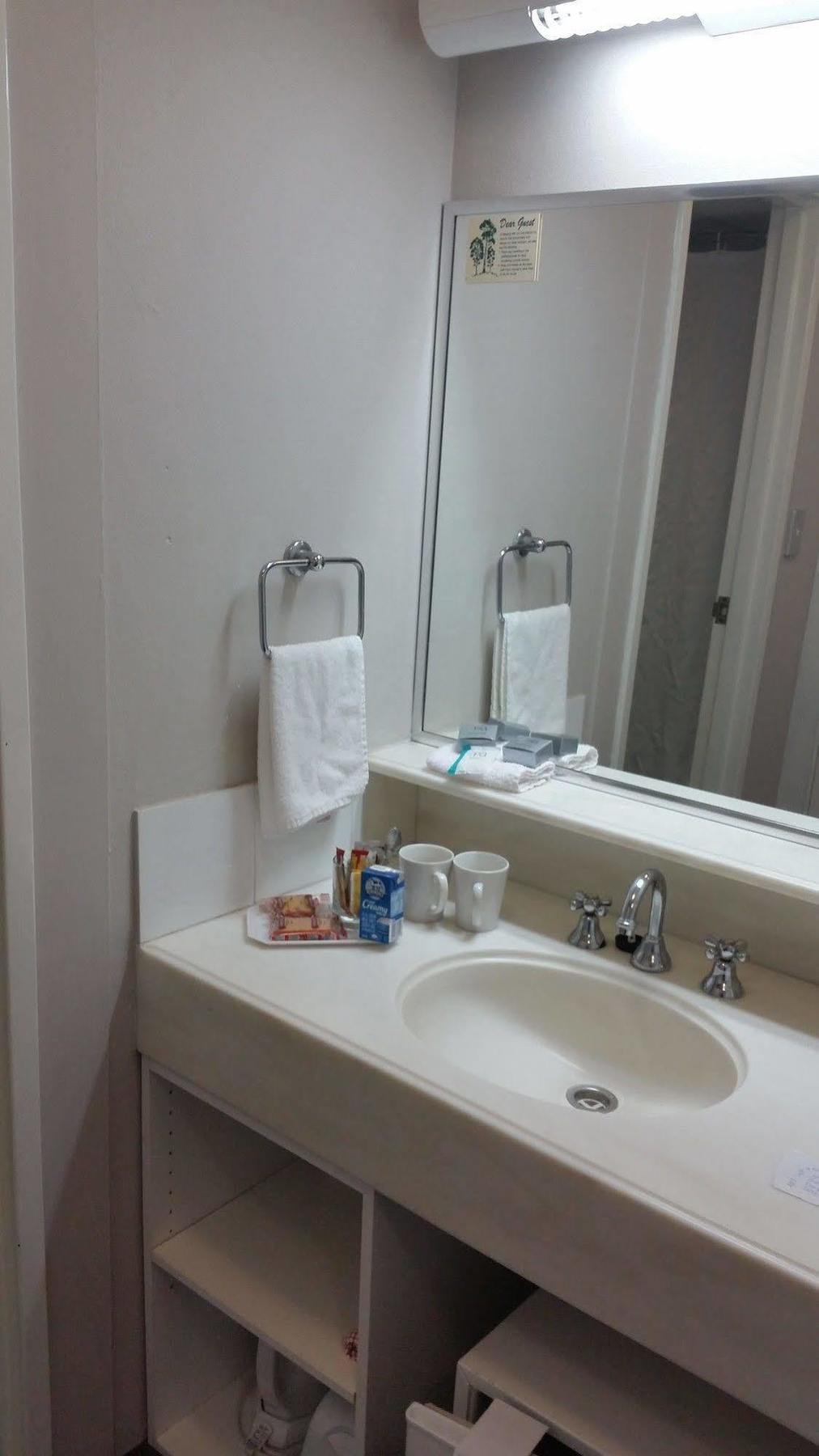 The Beachcomber Hotel & Resort, Ascend Hotel Collection Тукли Екстериор снимка A typical bathroom in a hotel room