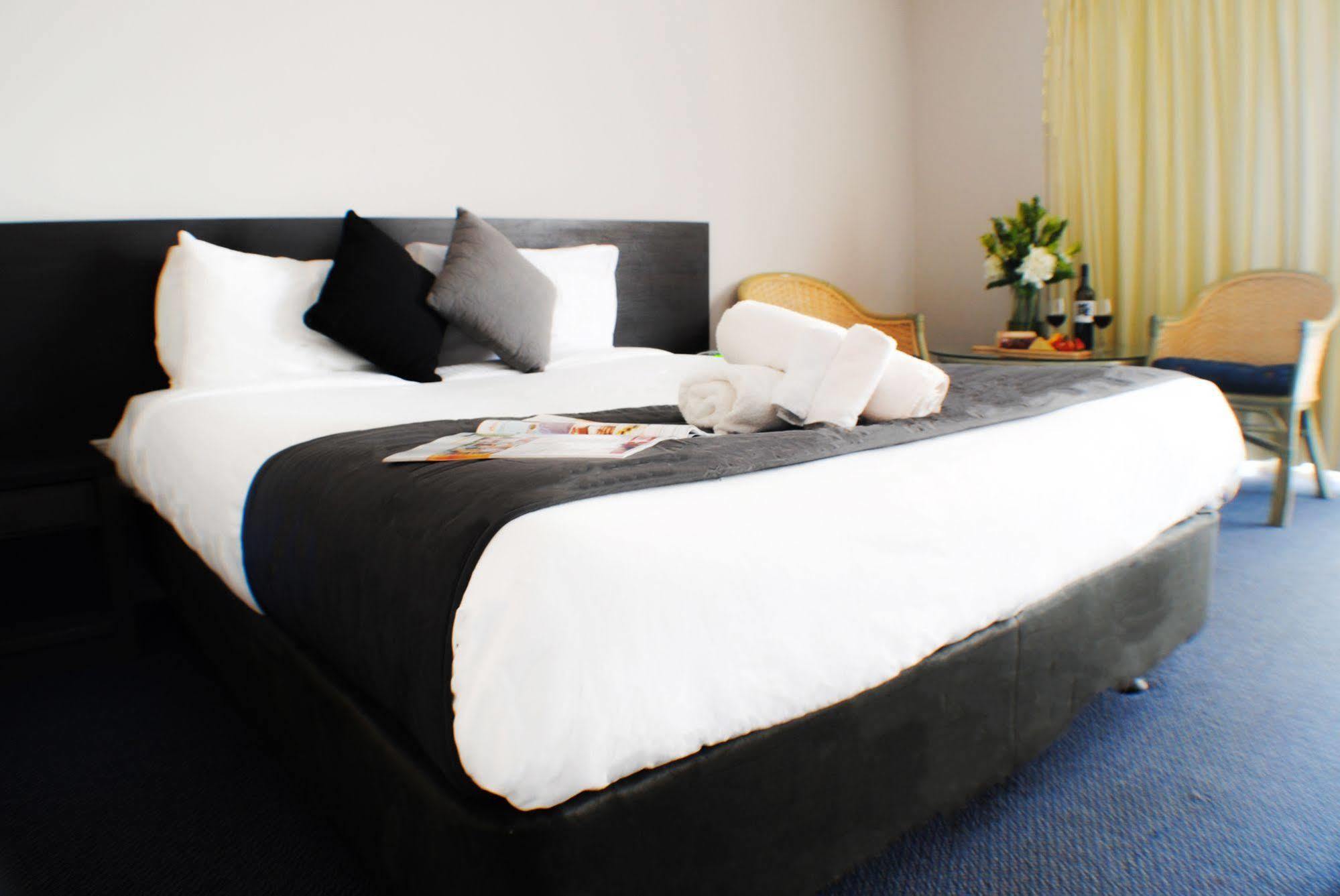 The Beachcomber Hotel & Resort, Ascend Hotel Collection Тукли Екстериор снимка A bed