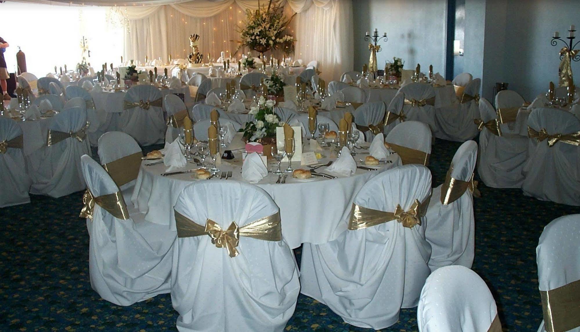 The Beachcomber Hotel & Resort, Ascend Hotel Collection Тукли Екстериор снимка A wedding reception